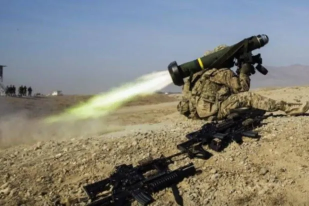 جندي أوكراني يحمل صاروخاً أميركياً (رويترز)