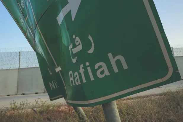 لافتة مدمَّرة في معبر كرم أبو سالم تشير إلى الاتجاه نحو رفح (رويترز)