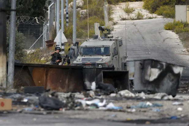 مواجهات بين فلسطينيين وجنود إسرائيليين قرب مستوطنة بيت إيل المجاورة لرام الله في 20 أكتوبر الماضي (إ.ب.أ)