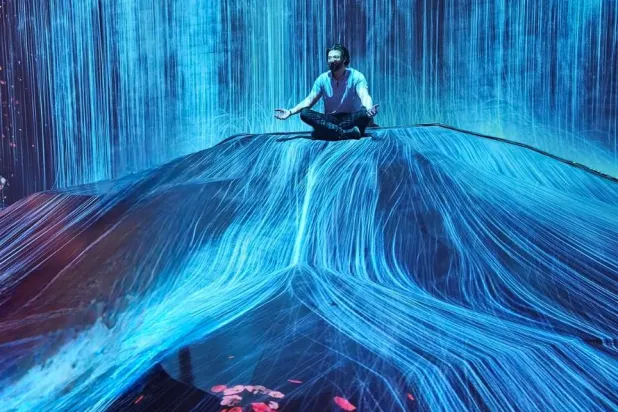 تفاعل العمل الفني للشلال أثناء لمسه (تصوير: غازي مهدي)