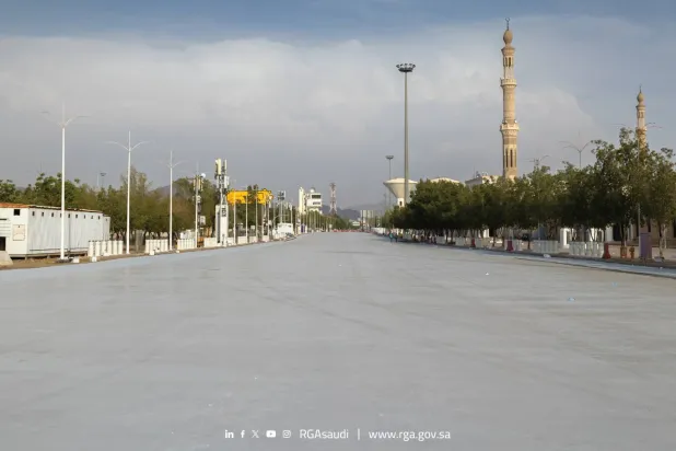 جانب من تنفيذ مبادرة تبريد طرق المشاعر بالمنطقة المحيطة بمسجد نمرة في عرفات (الهيئة العامة للطرق)