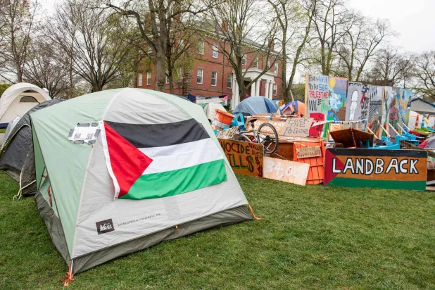 علم فلسطيني في خيمة الاحتجاج في جامعة تافتس بولاية ماساتشوستس أول مايو (أ.ف.ب)