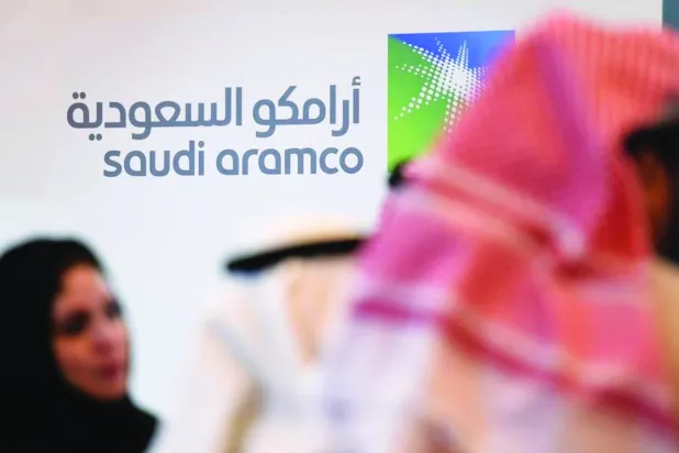 
المستثمرون يتهافتون على طرح «أرامكو السعودية» (أ.ف.ب)