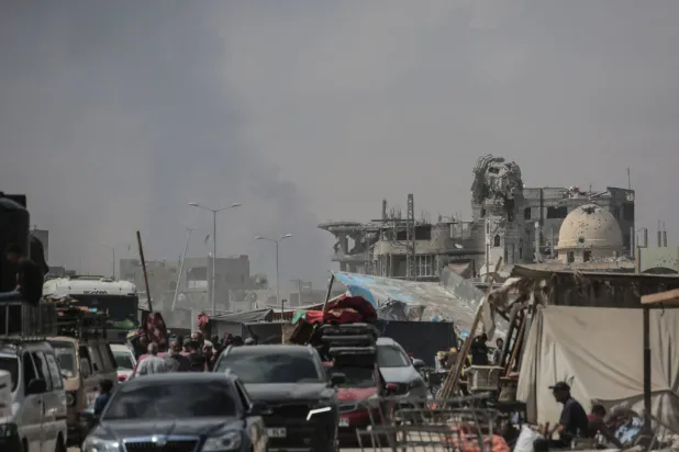 فلسطينيون يفرون بأمتعتهم من مدينة خان يونس بجنوب قطاع غزة (أ.ف.ب)