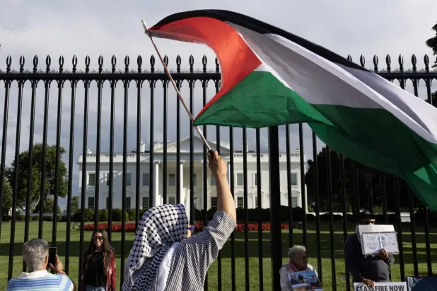 Washington'un İsrail'e desteğini protesto etmek için Beyaz Saray'ın önündeki Filistin yanlısı bir gösterici (AP)