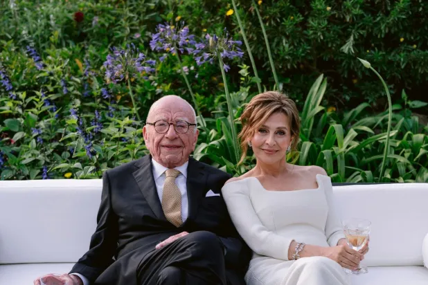 روبرت مردوخ وإيلينا جوكوفا خلال الزفاف في كاليفورنيا (أ.ب)