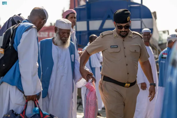 استقبال الحجاج القادمين وتوجيههم وإيصالهم إلى وجهاتهم (واس)