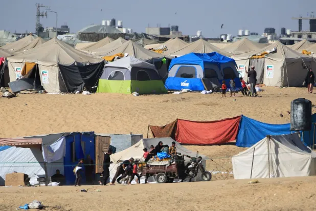 خيم للنازحين الفلسطينيين في رفح (أ.ف.ب)