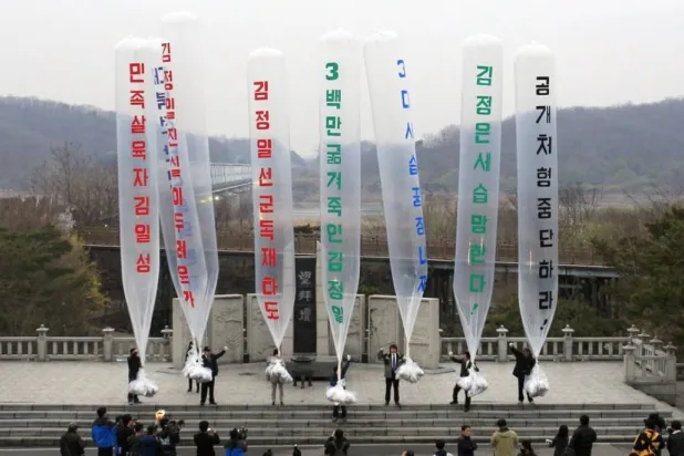 نشطاء كوريون شماليون منشقون يستعدون لإطلاق بالونات تحمل منشورات عبر الحدود إلى كوريا الشمالية (أ.ب)