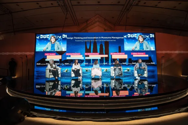 من الجلسات العلمية للمؤتمر الدولي بمشاركة أكاديميين ومتخصصين في القطاع المتحفي (هيئة المتاحف)