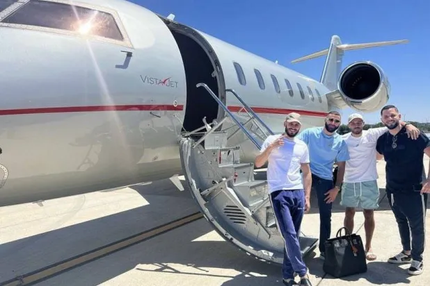 صورة لبنزيمة بمعية أصدقاء له من صفحته على «إكس» @Benzema