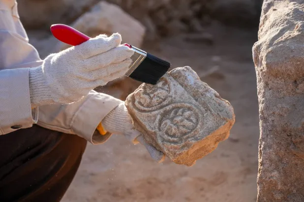 قطعة أثرية مزخرفة في رأس قرية شرق السعودية (هيئة التراث)