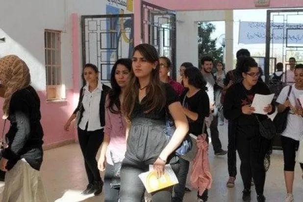 طلاب تونسيون يصلون لإجراء امتحان البكالوريا في 6 يونيو 2012 بمدرسة ثانوية بتونس (متداولة)