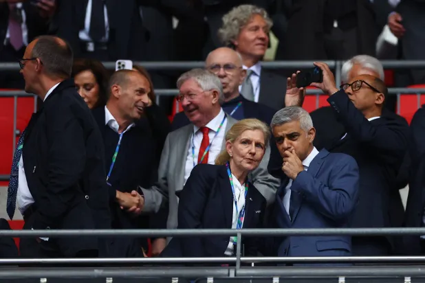 أليغري وفيرغسون خلال نهائي أبطال أوروبا (رويترز)