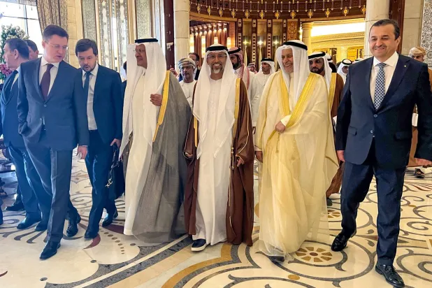 وزير الطاقة السعودي الأمير عبد العزيز بن سلمان ونظيراه الإماراتي سهيل المزروعي والروسي ألكسندر نوفاك يغادرون مع مندوبين آخرين بعد انتهاء اجتماع «أوبك» في الرياض  يوم الأحد (أ.ف.ب)