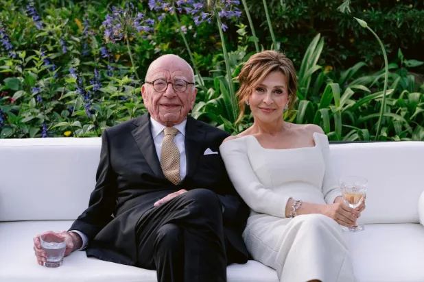 الملياردير روبرت مردوخ مع عروسه الجديدة (أ.ب)