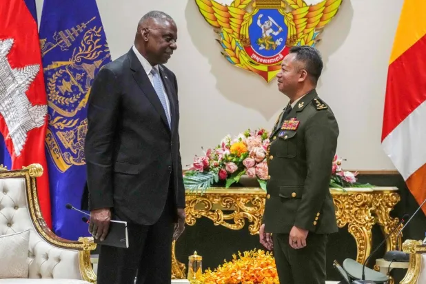 وزير الدفاع الأميركي لويد أوستن خلال لقائه برئيس الوزراء الكمبودي هون مانيه في بنوم بنه (أ.ف.ب)