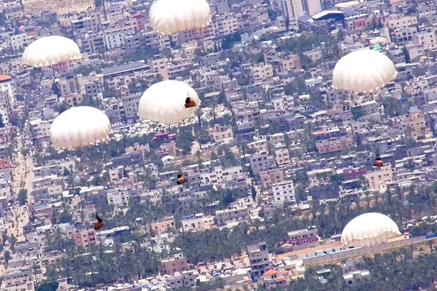 الجيش المصري ينقل جواً مساعدات إنسانية عاجلة إلى أهالي قطاع غزة (المتحدث العسكري)