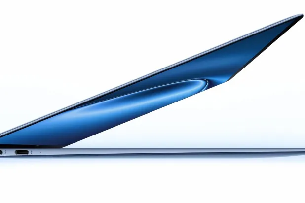 تصميم أنيق منخفض السماكة والوزن لتسهيل العمل أثناء التنقل