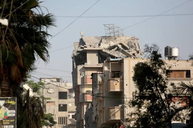 منظر للمبنى المدمر جزئياً بعد لحظات من غارة جوية إسرائيلية على مدينة البريج وسط قطاع غزة في 3 يونيو 2024 (أ.ف.ب)