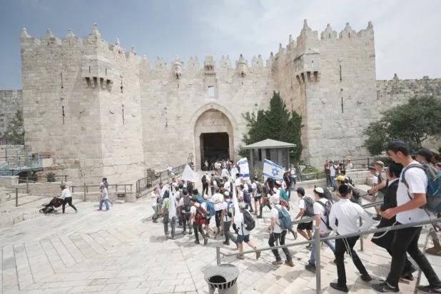 «مسيرة الأعلام» لليمين المتطرف في القدس القديمة ذات الأغلبية الفلسطينية العام الماضي (إ.ب.أ)