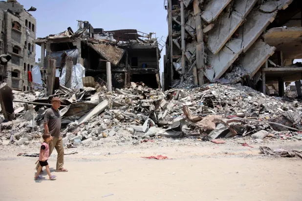 ركام أبنية دمرها القصف الإسرائيلي على مخيم جباليا شمال قطاع غزة (أ.ف.ب)