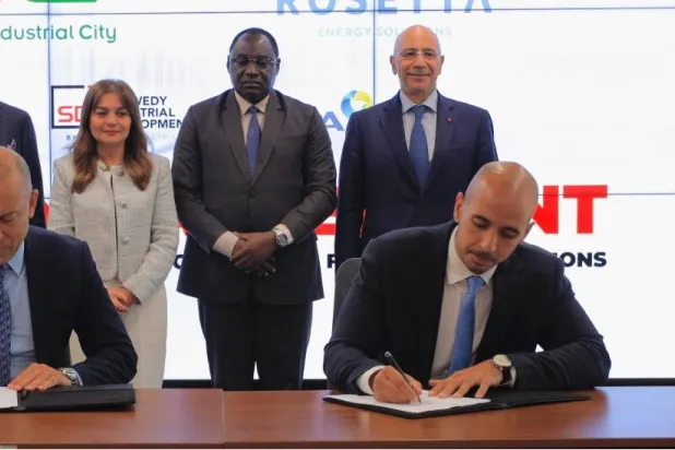 جانب من توقيع الاتفاقية بين مسؤولي طاقة عربية وروزيتا والسويدي (الموقع الإلكتروني لشركة طاقة عربية)