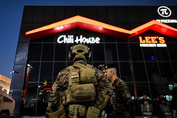 القوات الأمنية فرضت حراسة مشددة على مطاعم الوجبات السريعة في بغداد (أ.ف.ب)