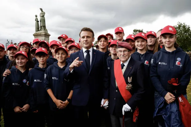 الرئيس الفرنسي إيمانويل ماكرون يدشن احتفالات الذكرى الثمانين لإنزال النورماندي (إ.ب.أ)