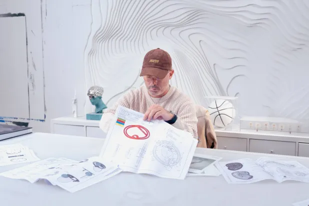 دانيل أرشام في الاستوديو الخاص به يعمل على تصميم الساعة التي ستحمل اسمه وتوقيع هوبلو (هوبلو)