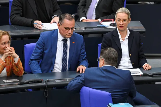 الزعيمان المشتركان لحزب «البديل لألمانيا» أليس فايدل وتينو شروبالا داخل البرلمان الألماني اليوم (رويترز)