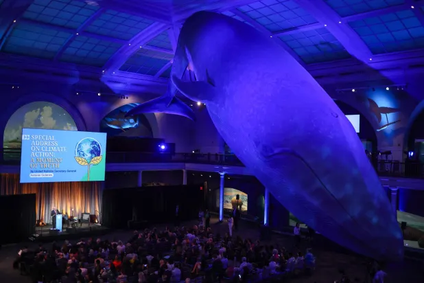 غوتيريش خلال كلمة حول المناخ في متحف التاريخ الطبيعي بنيويورك (أ.ف.ب)