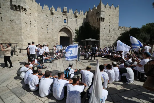 تجمع للمستوطنين في القدس اليوم بمناسبة احتفال إسرائيل بسيطرتها على المدينة عام 1967 (إ.ب.أ)