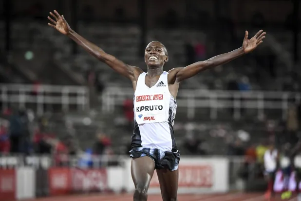 العداء الكيني رونيكس كيبروتو (أ.ب)