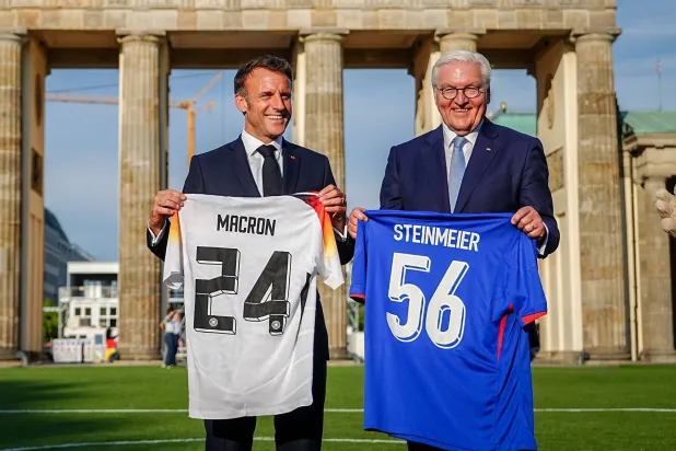 فرنك فالتر شتاينماير رئيس ألمانيا (يمين) في أثناء زيارته معسكر المنتخب خلال الاستعدادات لبطولة «يورو 2024» (د.ب.أ)