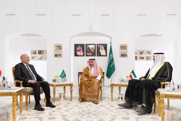 جانب من لقاء الأمير فيصل بن فرحان بالوزيرين فؤاد حسين وعبد الله اليحيا (الخارجية السعودية)  