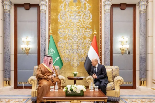 خالد بن سلمان يبحث مع العليمي مستجدات الأوضاع في اليمن