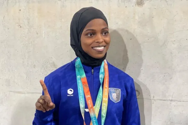 العداءة السعودية هبة محمد عقب فوزها بإحدى الميداليات (الاتحاد السعودي لألعاب القوى)