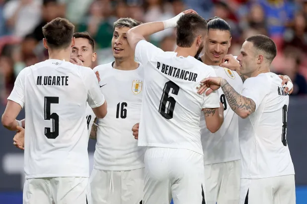 فرحة لاعبي الأوروغواي فجر اليوم (أ.ف.ب)