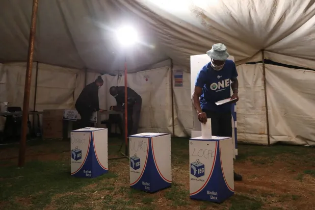 من أجواء الانتخابات بجنوب أفريقيا (رويترز)