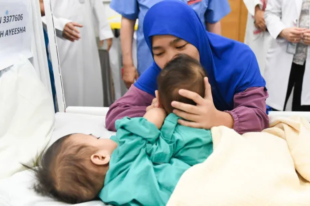 والدة الطفلتين قبل الجراحة (مركز الملك سلمان للإغاثة)