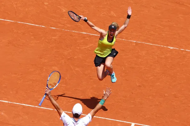 روغيه فازلين يسعد الجماهير الفرنسية بفوزه بلقب الزوجي مع الألمانية لاورا سيغموند (أ.ف.ب)