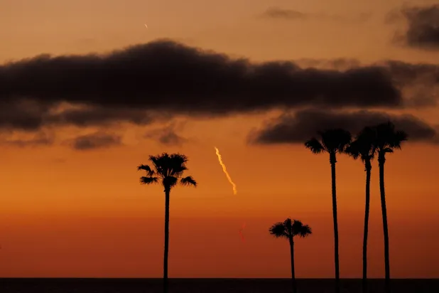 في اليابان يُنظر إلى الأجسام الطائرة المجهولة تقليدياً على أنها جزء من السحر والتنجيم (رويترز)