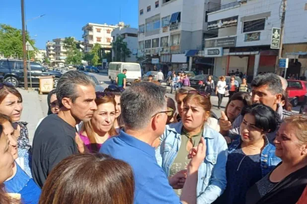 أهالي طلاب الشهادة الثانوية ينتظرون أبنائهم خارج مركز امتحان في دمشق (حساب الفضائية التربوية السورية على فايسبوك)