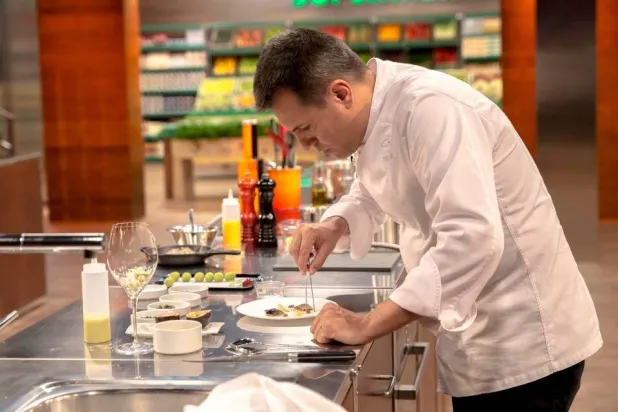 أحد الطهاة في مطعم «ديزفراوتر» يجهز أحد الأطباق (صفحة المطعم عبر فيسبوك)