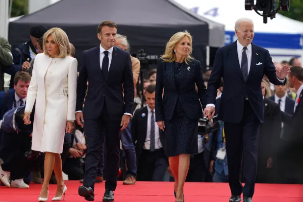 ماكرون وبريجيت ماكرون يصطحبان جو وجيل بايدن في حفل إحياء ذكرى إنزال النورماندي الخميس (د.ب.أ)