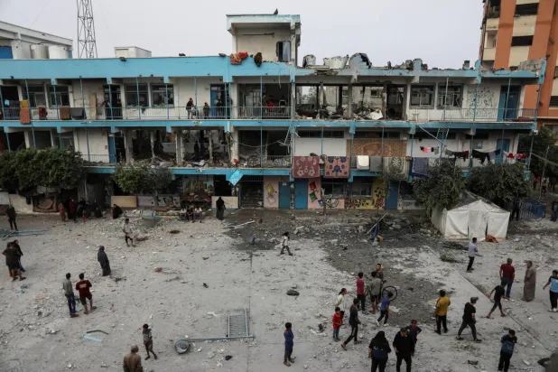 الأمم المتحدة تقول إن قصف مدرسة تابعة لـ«الأونروا» مثال مرعب جديد عن الثمن الذي يدفعه المدنيون في غزة (رويترز) 