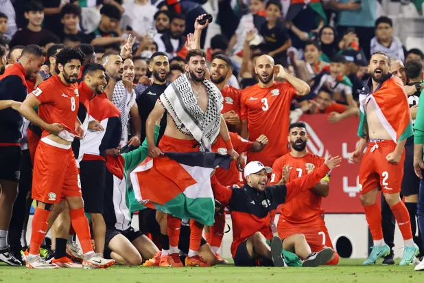 فرحة لاعبي المنتخب الفلسطيني عقب التعادل مع لبنان والتأهل لنهائي كأس آسيا 2027 (رويترز)