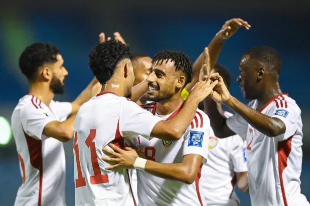 فرحة لاعبي منتخب الإمارات بأحد أهدافهم الأربعة في مرمى نيبال (الشرق الأوسط)