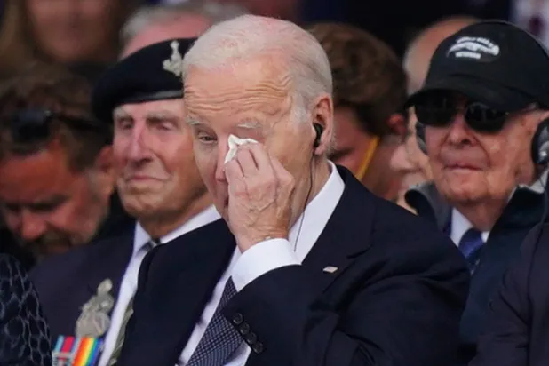 الرئيس الأميركي جو بايدن خلال الاحتفال بذكرى إنزال جنود الحلفاء في فرنسا خلال الحرب العالمية الثانية (د.ب.أ)